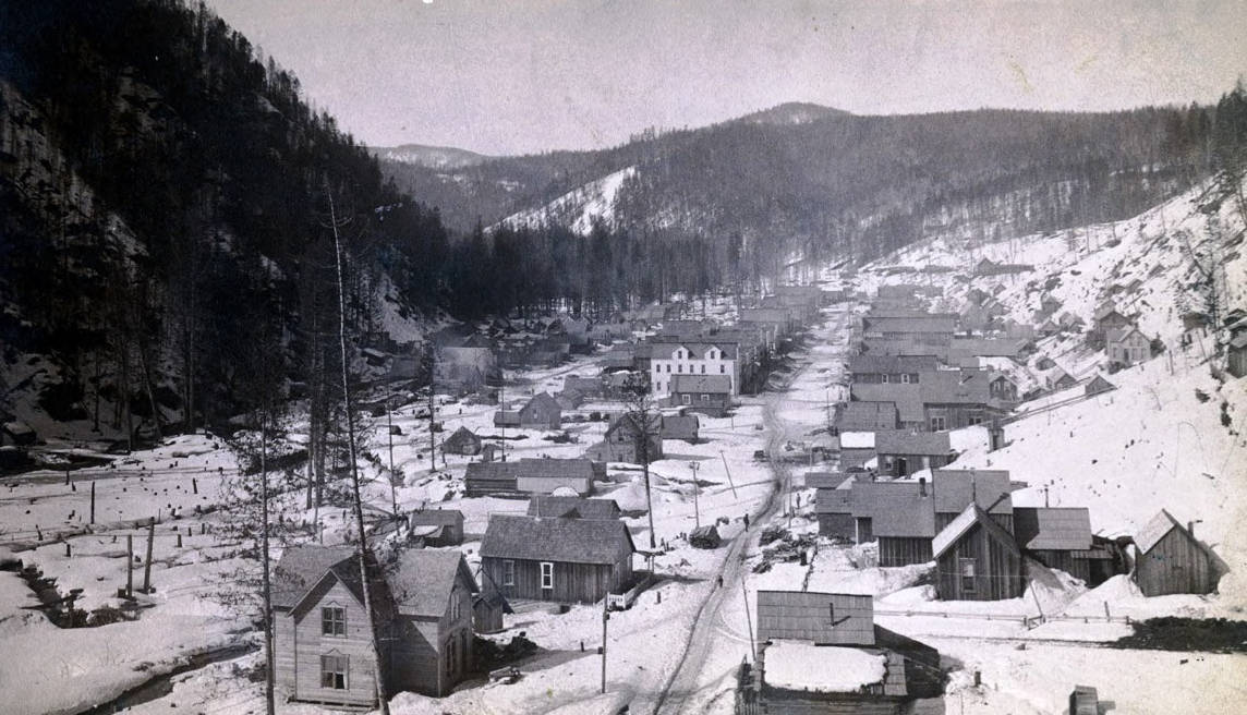 Murray, Idaho. White building in center, Louisville Hotel.
