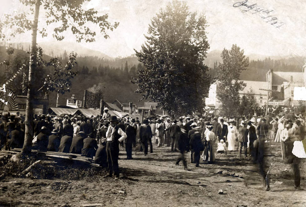 Boat excursions up the St. Joe River. Crowd of people on bank. Boat 'Idaho' at left, boat 'The Spokane' in center. Ferrel, Idaho.